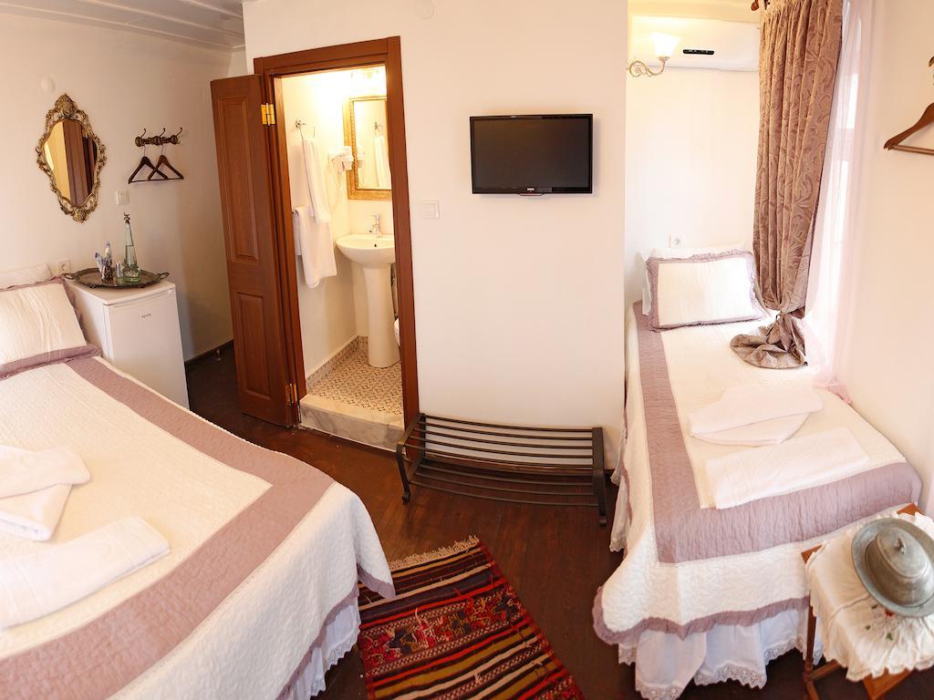 Marjolaine Hotel Айвалык Номер фото