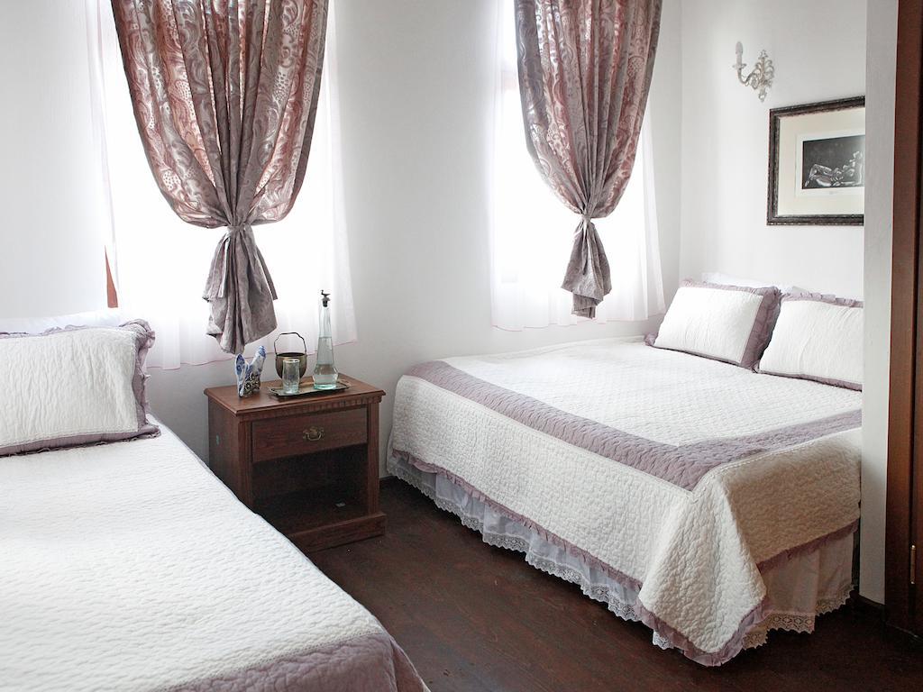 Marjolaine Hotel Айвалык Номер фото